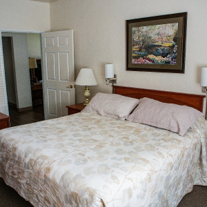 Cozy Guest Rooms at Hi-Lo Motel & RV Park